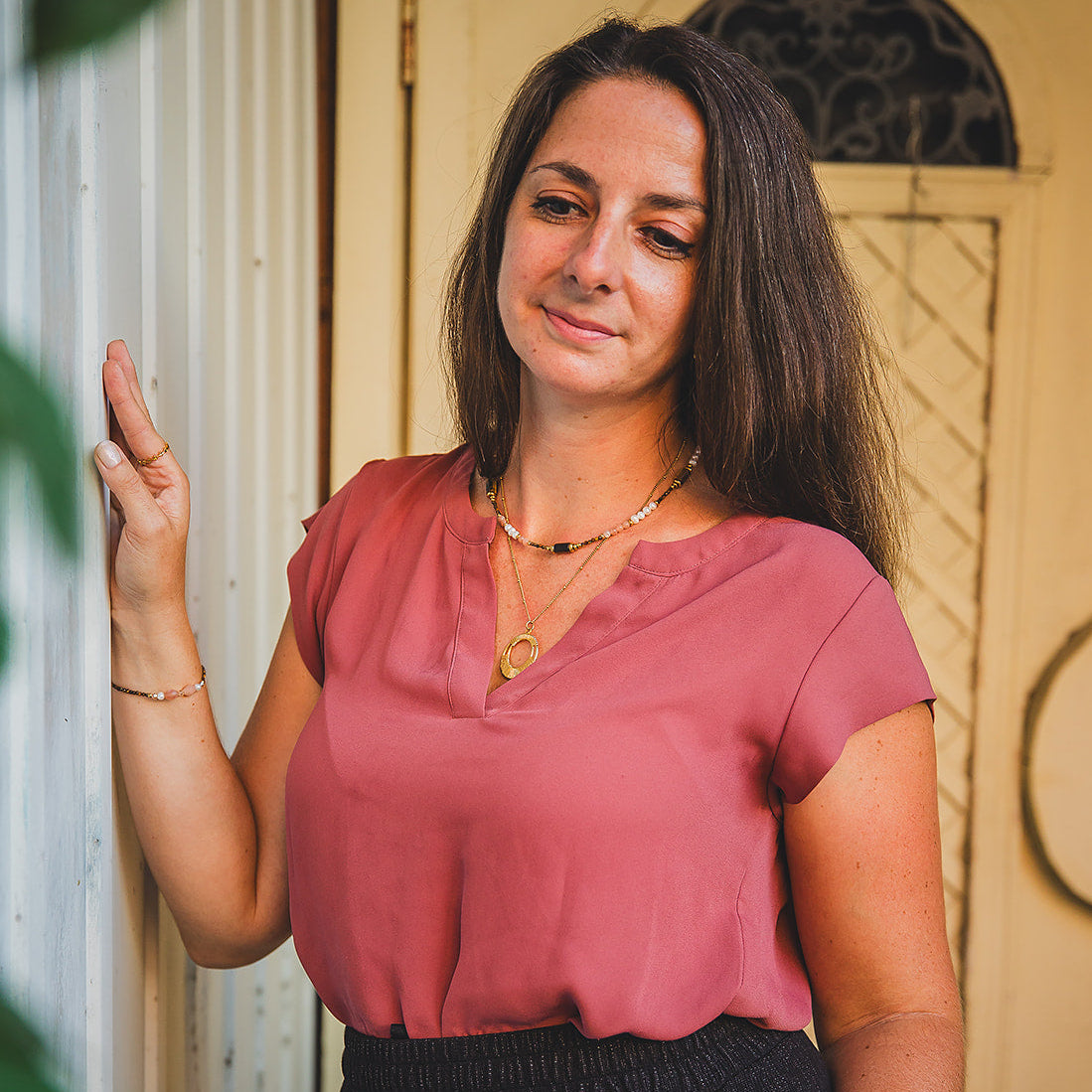 Collier Escale doré porté dans l’univers de la collection Oasis