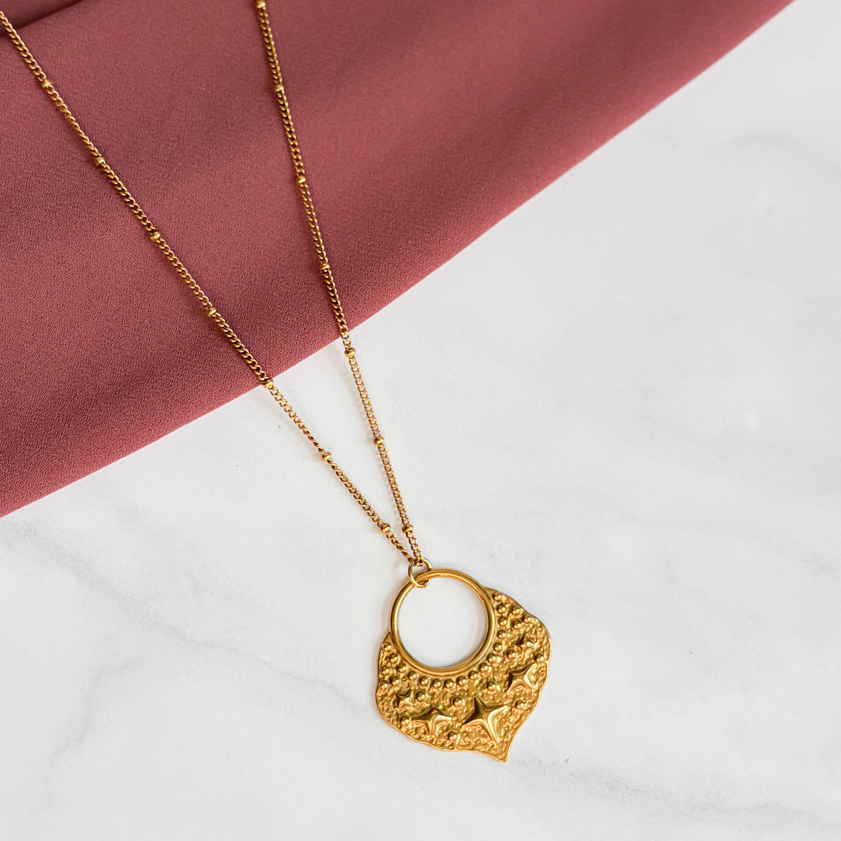 Vue complète de la chaîne et du pendentif étoilé du collier Fanous