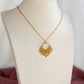 Collier Fanous doré présenté sur un buste