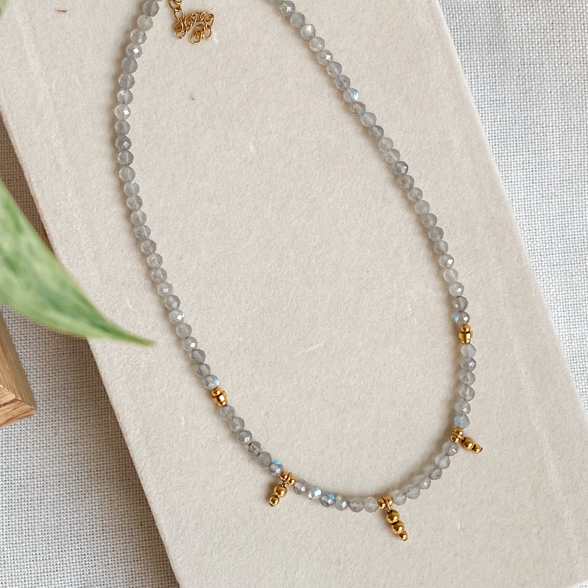 Collier femme en pierres de labradorite de la collection Jardin Secret