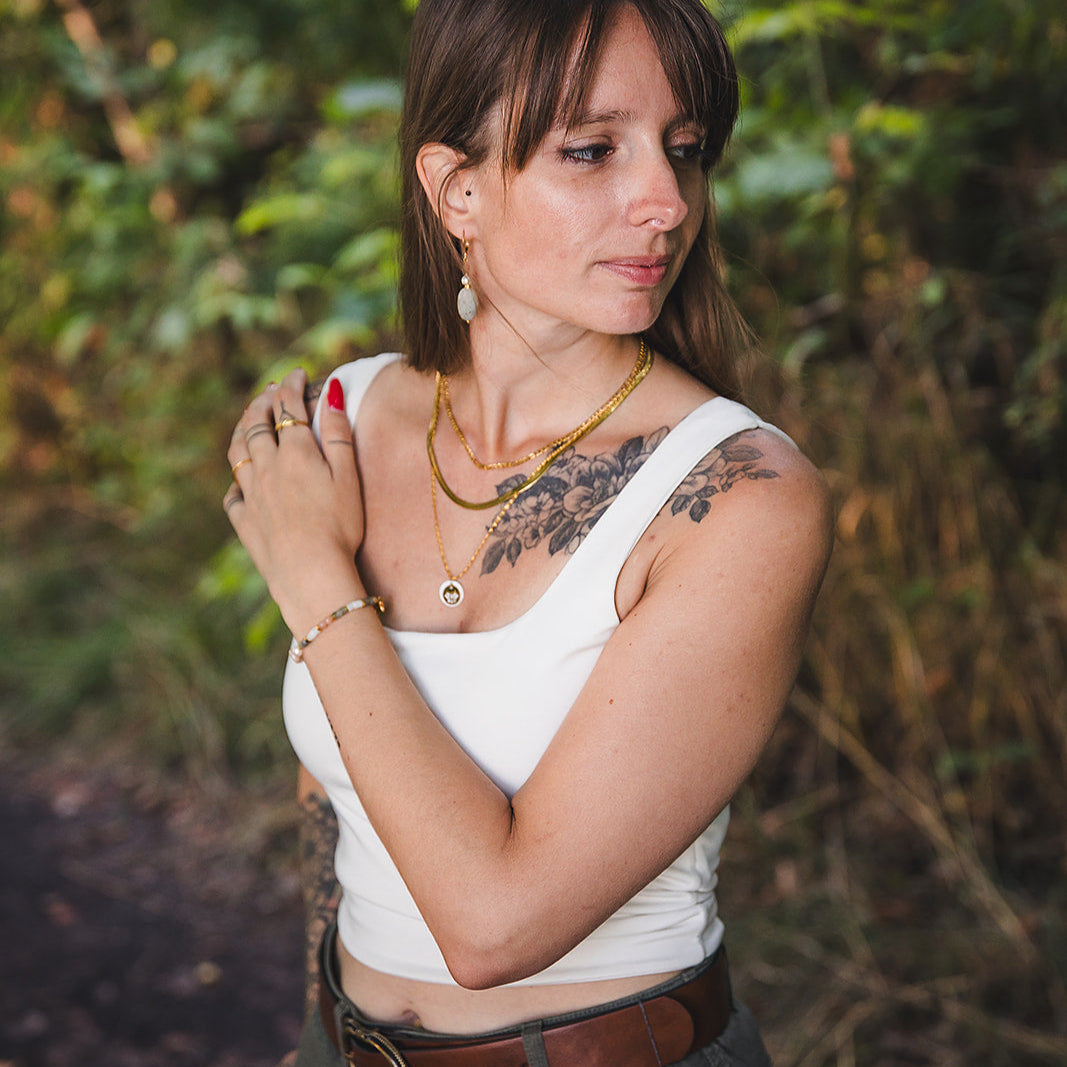 Collier Thetis en nacre et lotus porte avec bracelets et boucles doreilles dorees