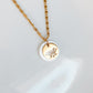 Collier Thetis avec pendentif lotus dore et disque en nacre naturelle