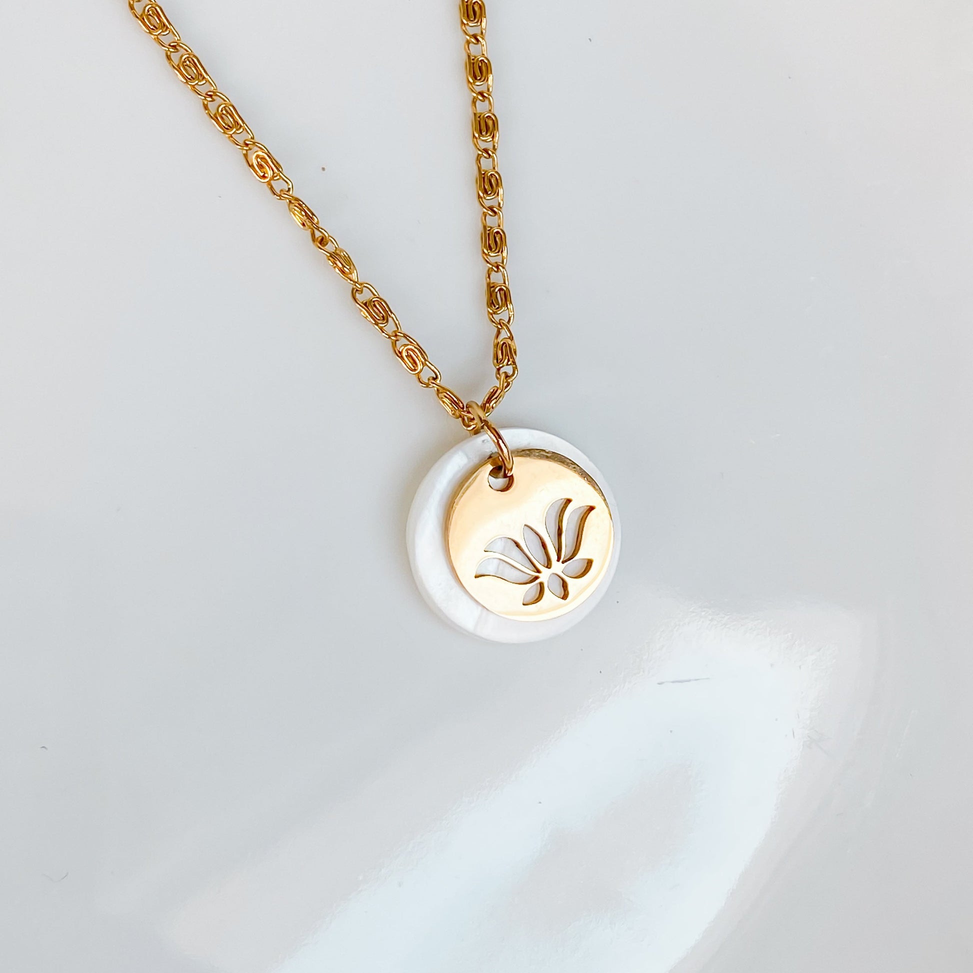 Collier Thetis avec pendentif lotus dore et disque en nacre naturelle