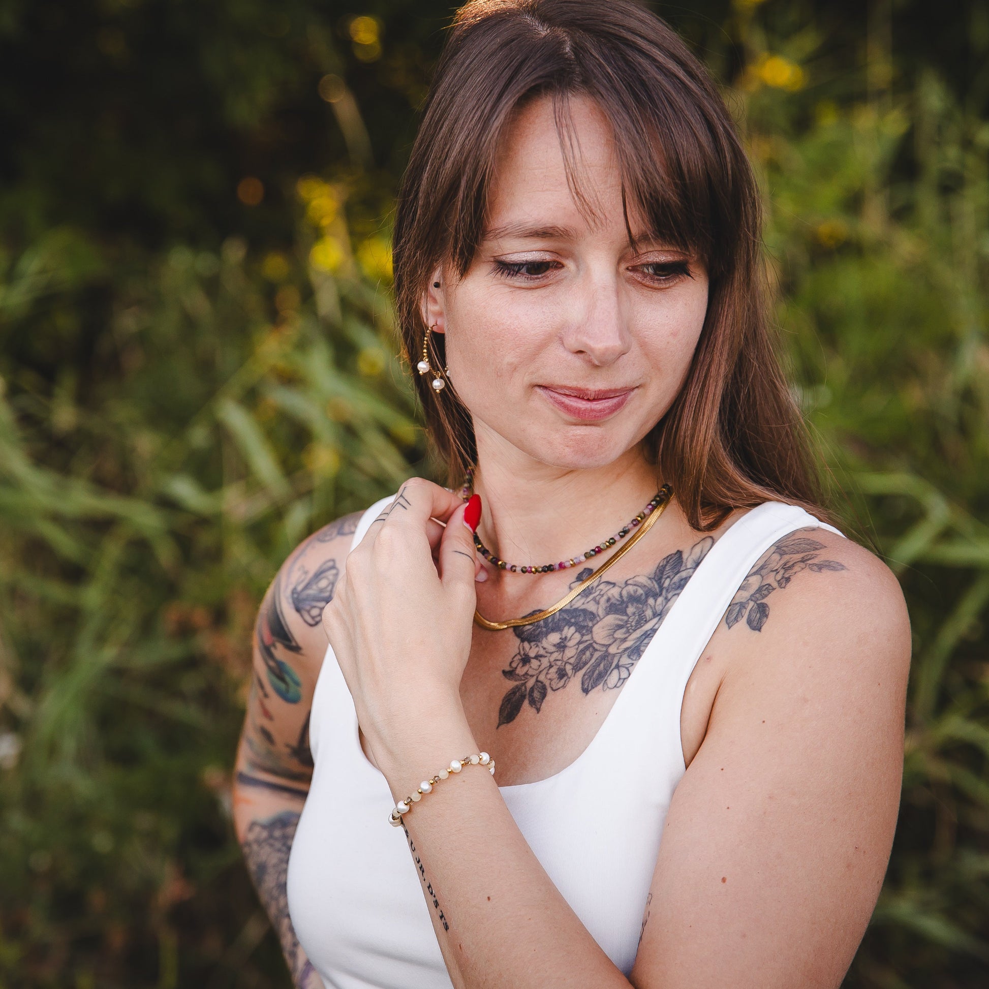Femme portant le collier Iris en tourmaline naturelle et hématite dorée avec d’autres bijoux Lunaki, création artisanale de la collection Jardin Secret à Montréal.