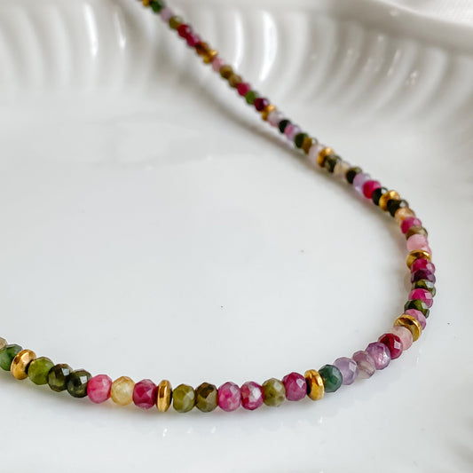 Collier Iris en pierres naturelles de tourmaline avec intercalaires en hématite dorée, création artisanale québécoise.