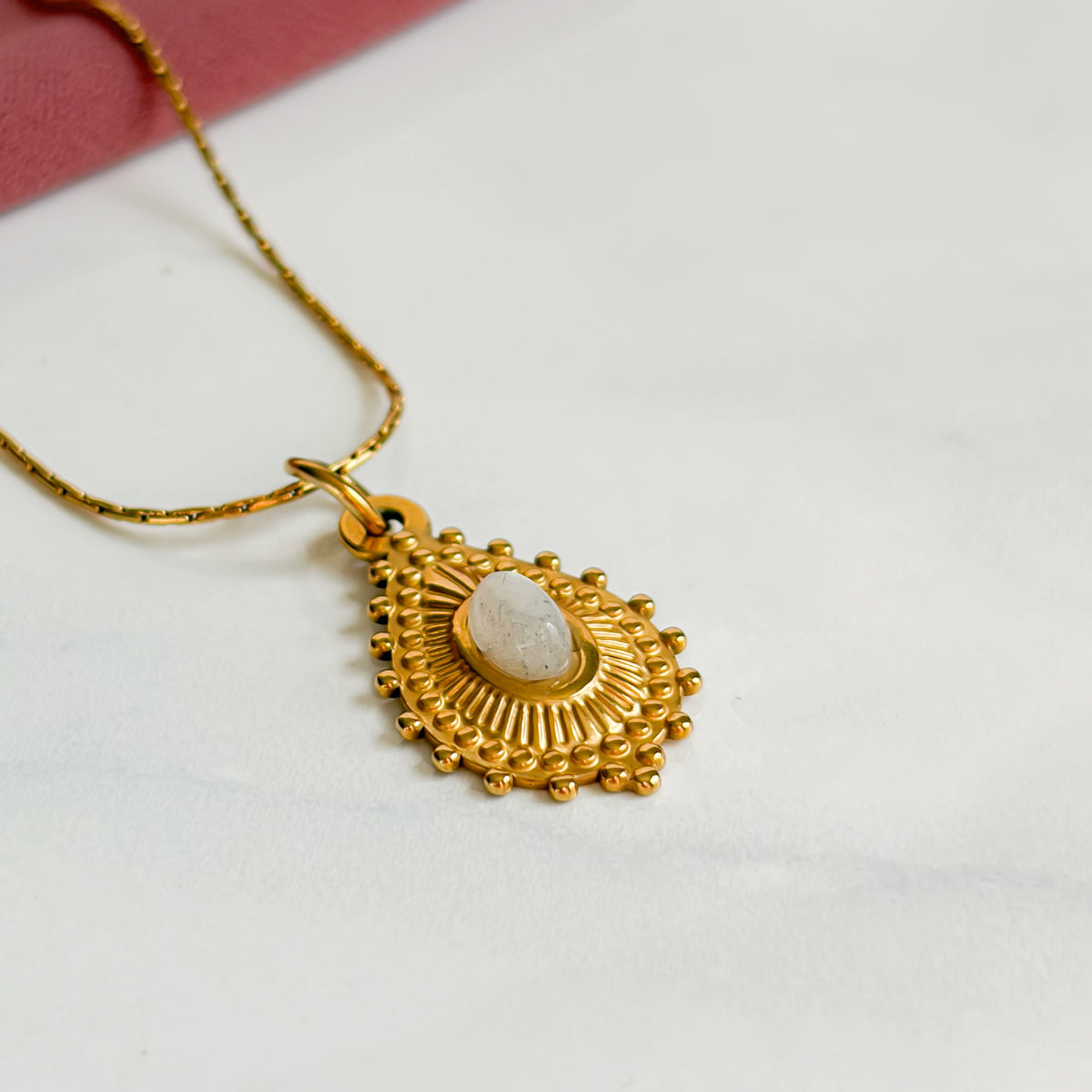Détail du pendentif doré et de la labradorite du collier Noor