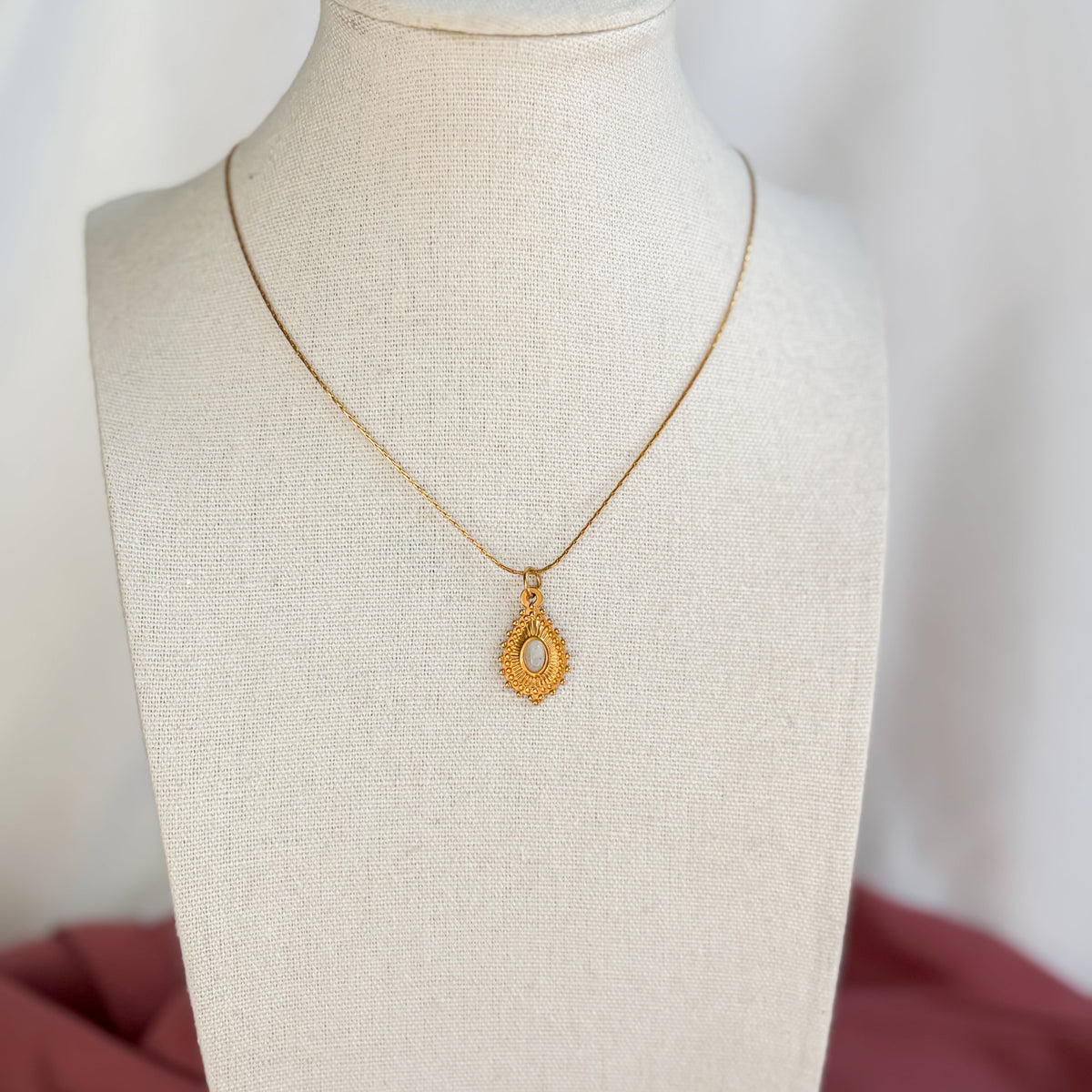 Détail de la chaîne dorée travaillée du collier Noor
