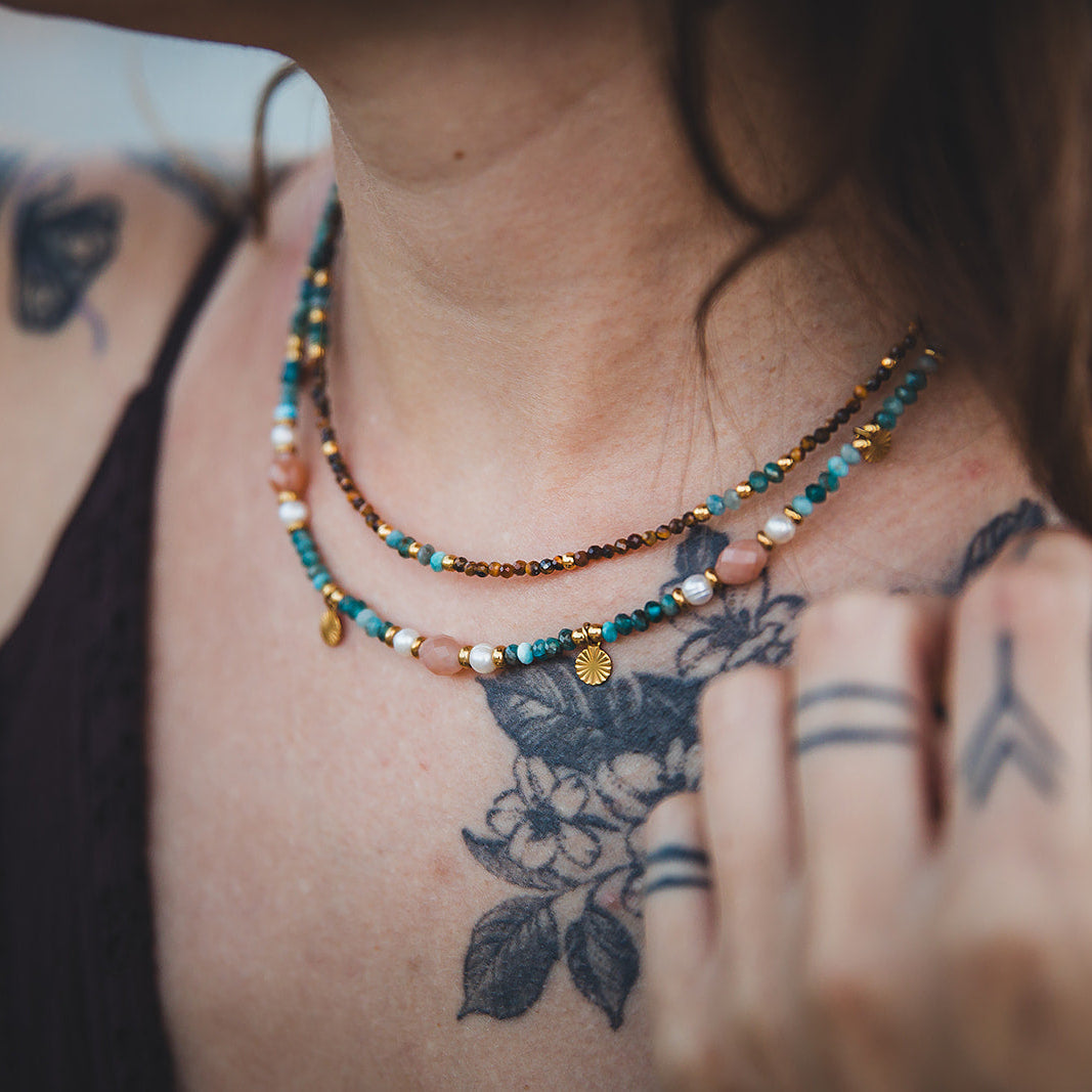Collier Oasis porté en accumulation avec le collier Atlas
