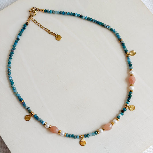 Collier Oasis en apatite, pierre de soleil et perles d’eau douce avec fermoir ajustable
