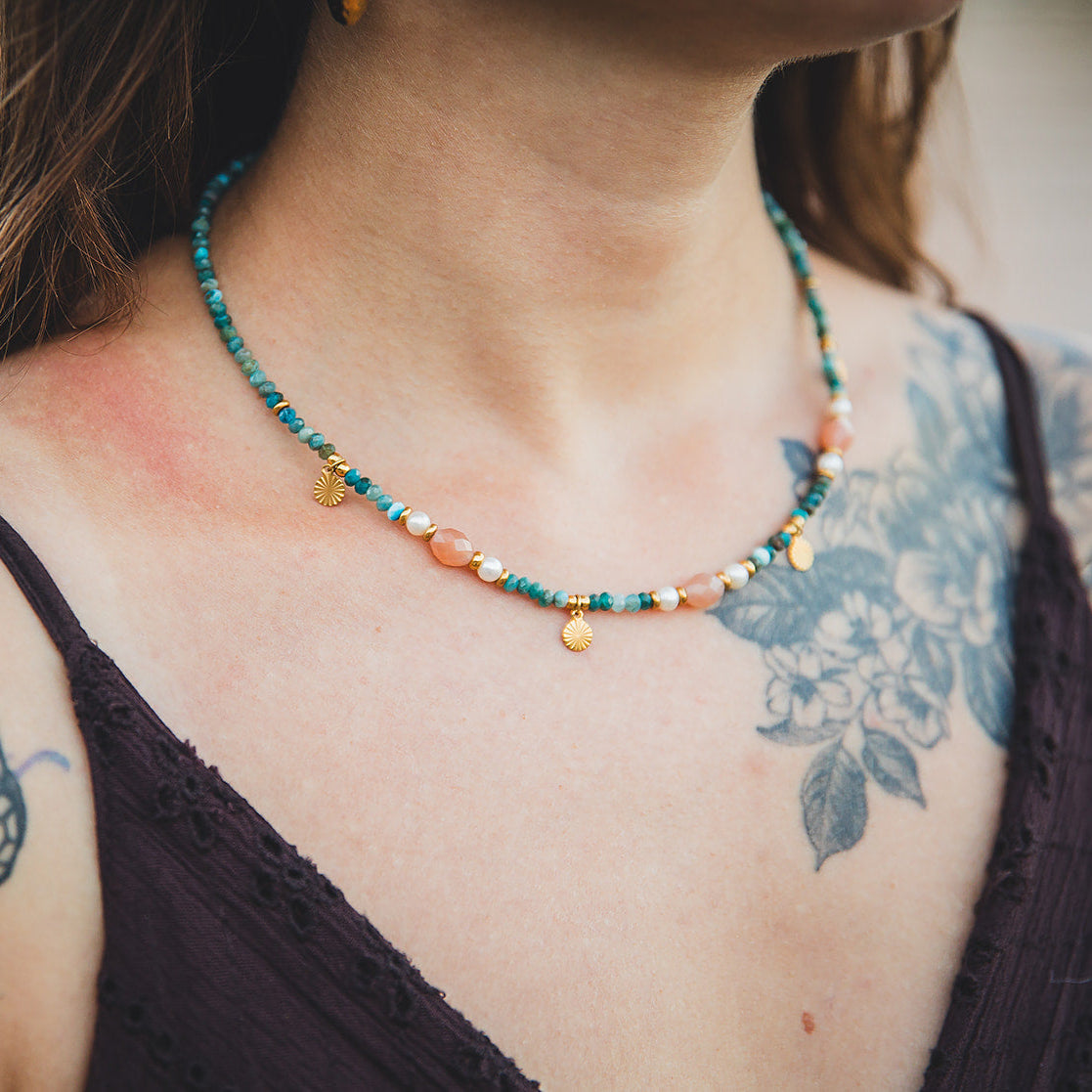 Collier Oasis en apatite et pierre de soleil porté autour du cou