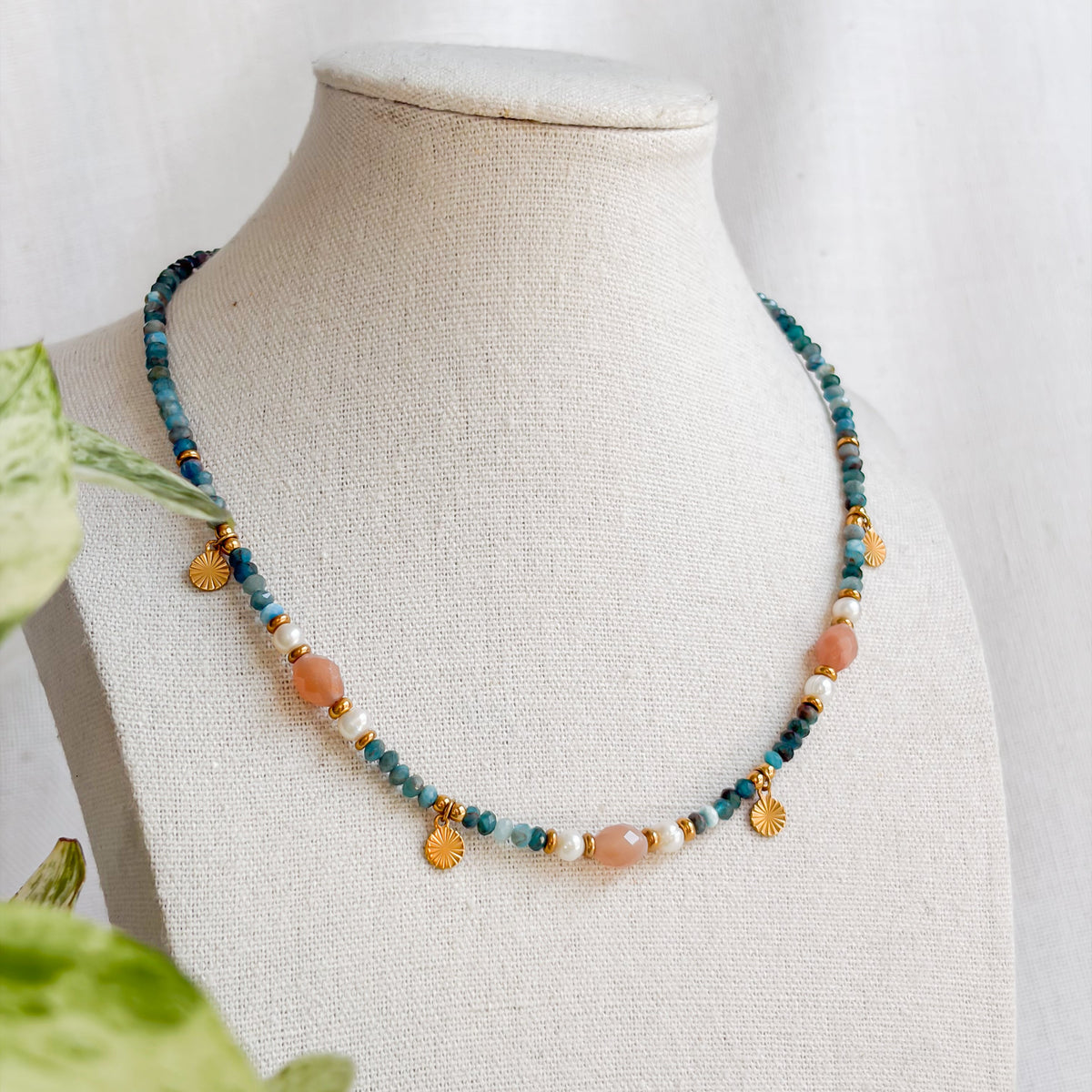 Collier Oasis en pierres naturelles et perles d’eau douce présenté sur un buste