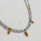 Détail du collier en pierres de labradorite avec billes dorées plaqué or 18K
