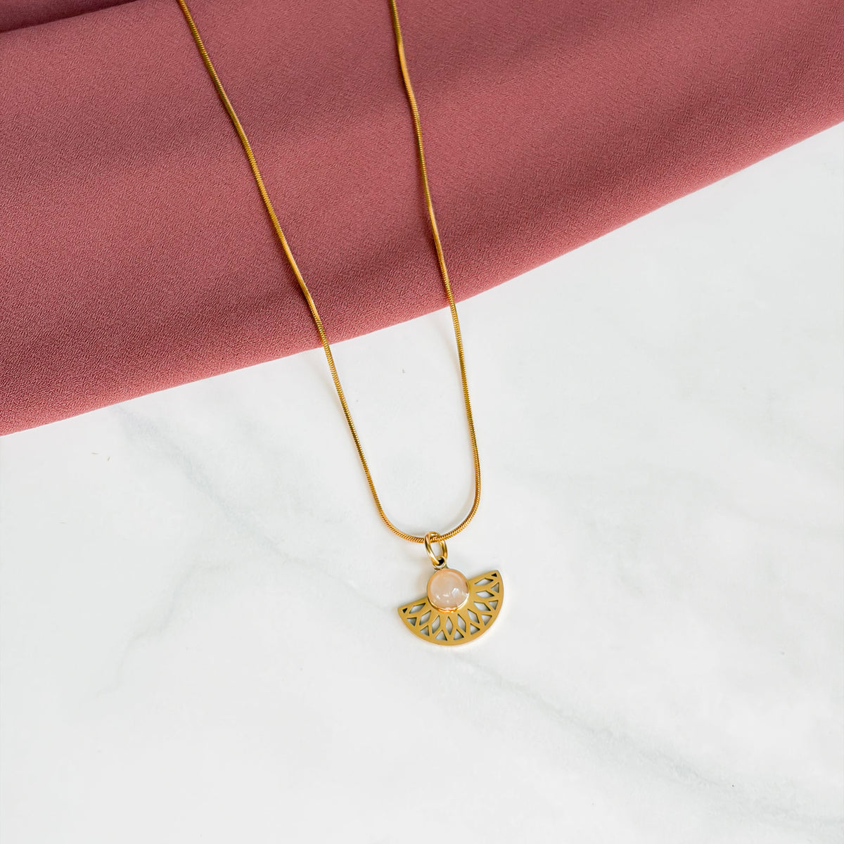 Vue complète du collier Rosace doré avec pendentif en quartz rose
