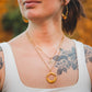 Collier Rosace doré porté en accumulation avec le collier Escale