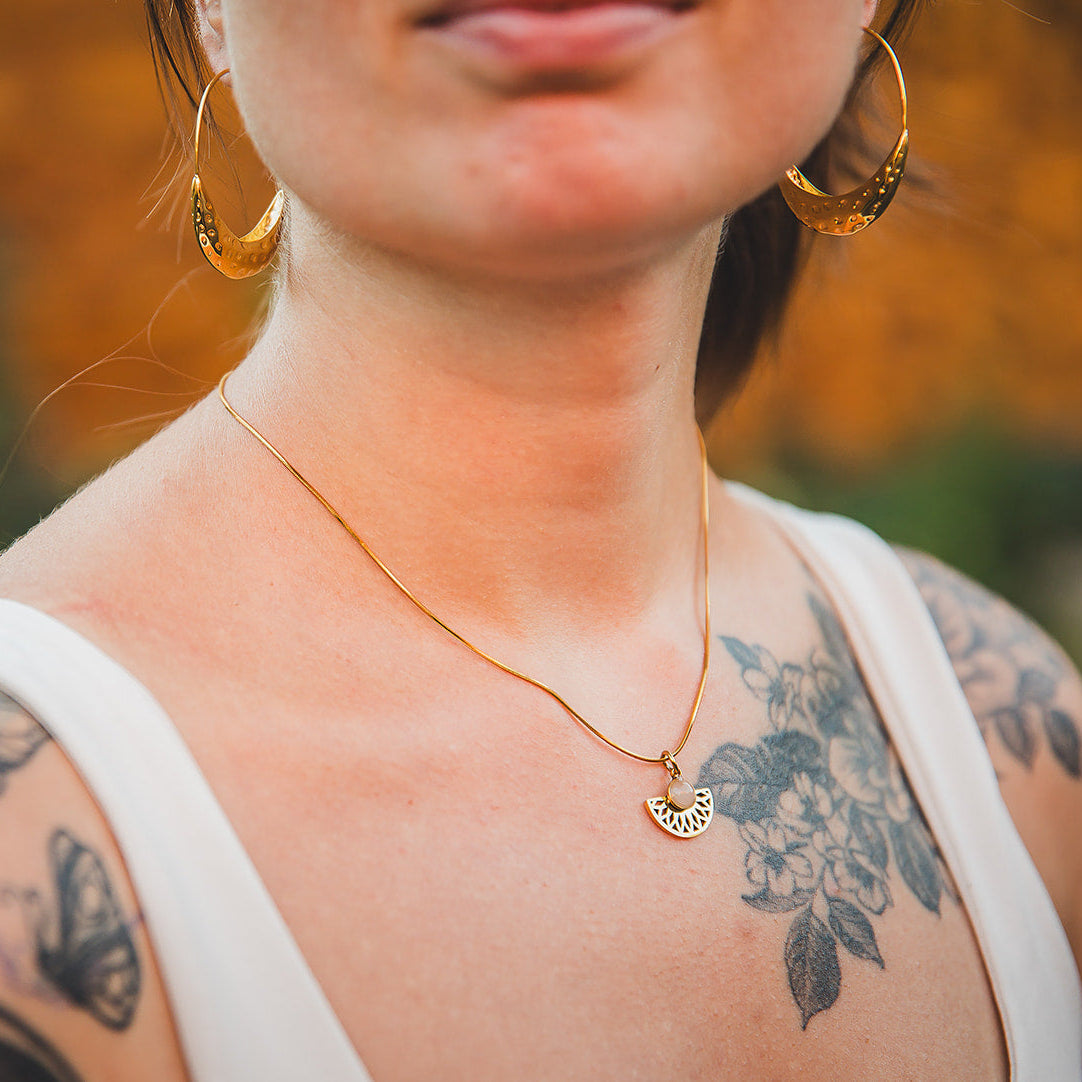 Collier Rosace doré en quartz rose porté