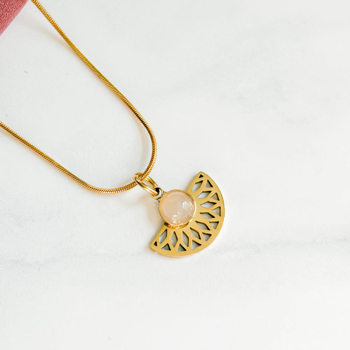 Collier Rosace doré avec pendentif ajouré en quartz rose