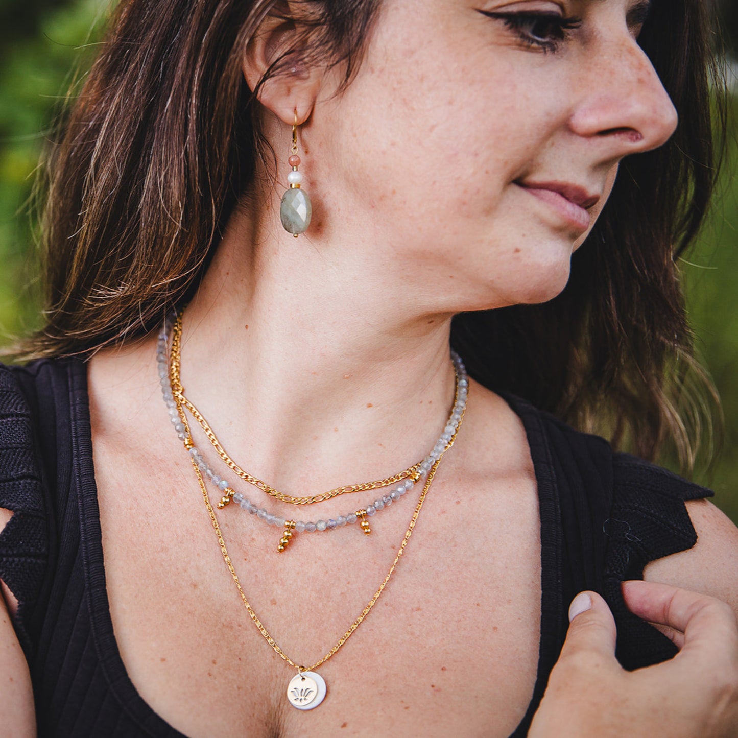 Collier Séléné en labradorite de la collection Jardin Secret porté en extérieur