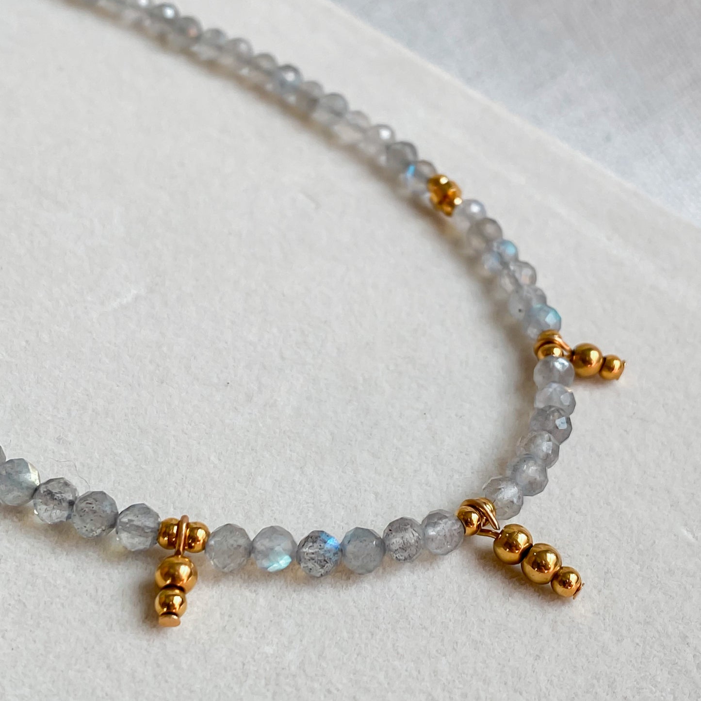 Collier Séléné en labradorite avec pendentifs originaux en billes dorées