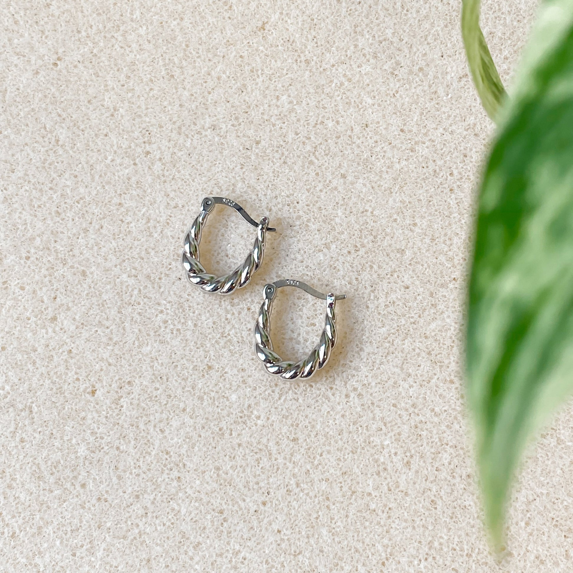Paire de créoles texturées Héra en argent sterling 925 sur fond neutre