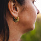 Boucles d’oreilles créoles texturées Hélia en argent sterling plaqué or portées au quotidien.