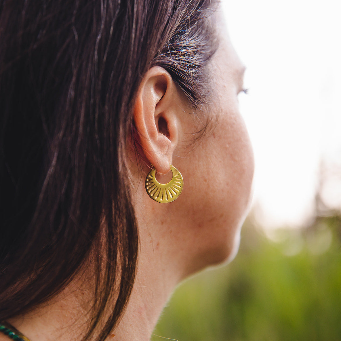 Créoles texturées Hélia en plaqué or 18K portées avec collier en pierres naturelles.
