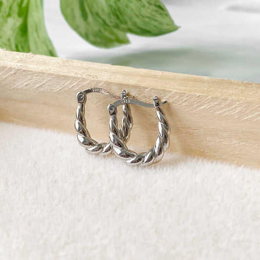 Zoom sur les boucles créoles torsadées Héra en argent sterling 925