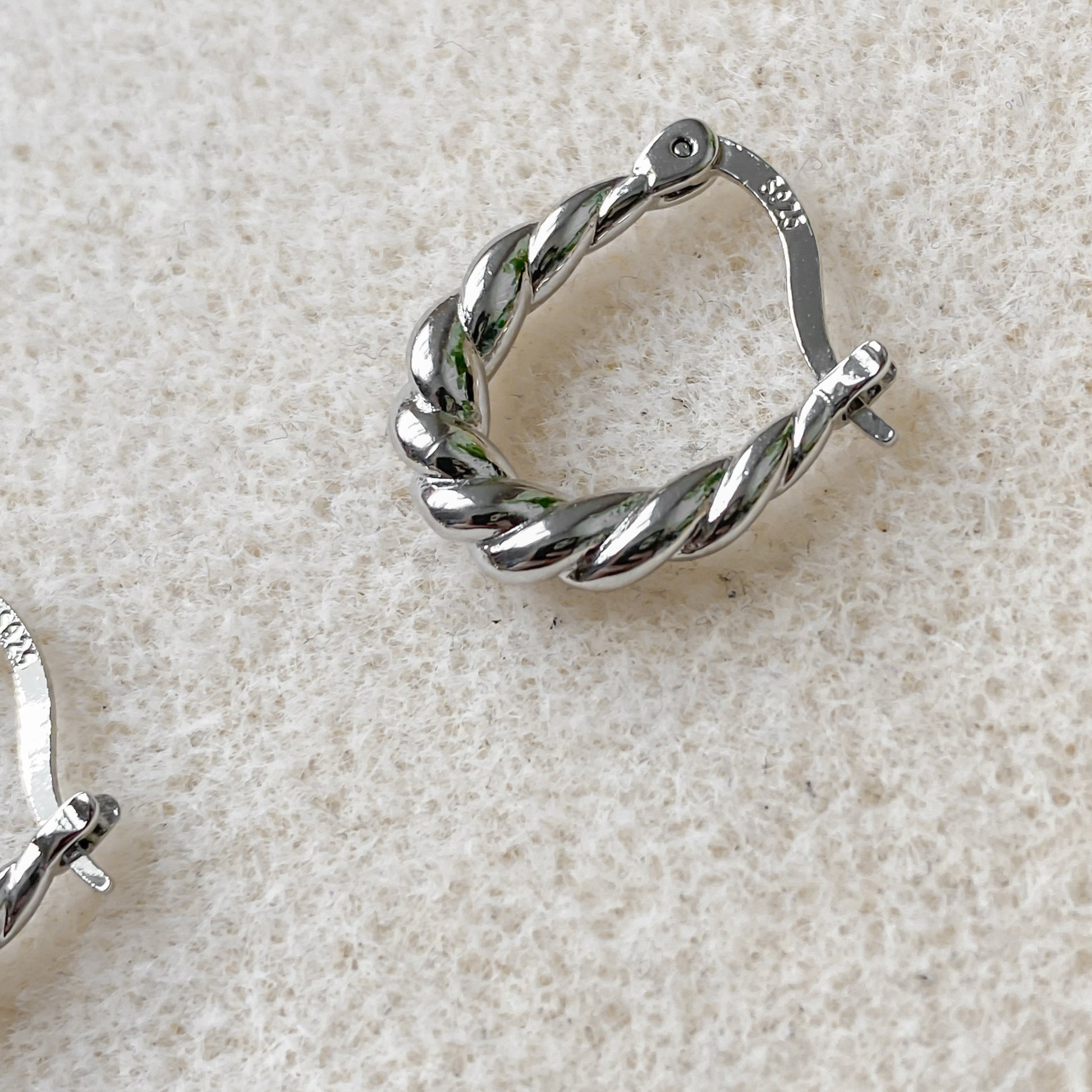 Boucles d’oreilles créoles torsadées Héra en argent 925 avec fermoir dormeuse