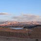 Paysage du désert d’Agafay au Maroc avec ses collines rocheuses baignées par la lumière de fin de journée.