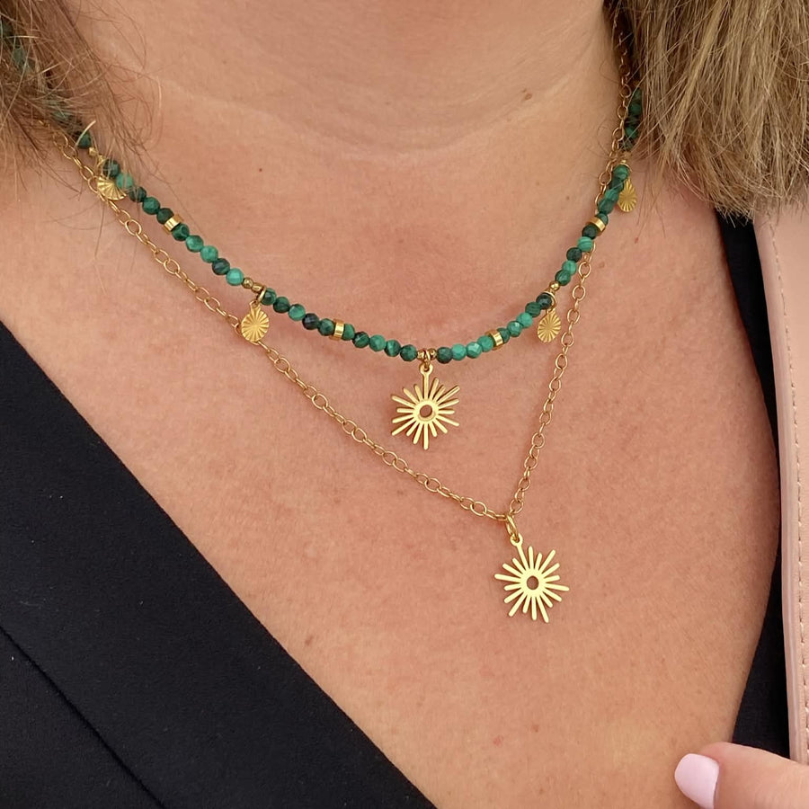 Photo cliente portant DEMETER | Collier en Malachite avec pendentif arbre de vie