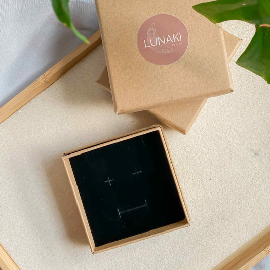 Boîte cadeau vide en kraft brun avec mousse noire, logo Lunaki Design – écrin prêt à accueillir un bijou