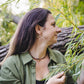Femme portant les créoles dorées Auréa avec nacres d’eau douce, bijou artisanal Lunaki Design en nature.