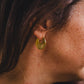 Créoles texturées Hélia dorées en argent plaqué or 18K, bijou féminin lumineux.