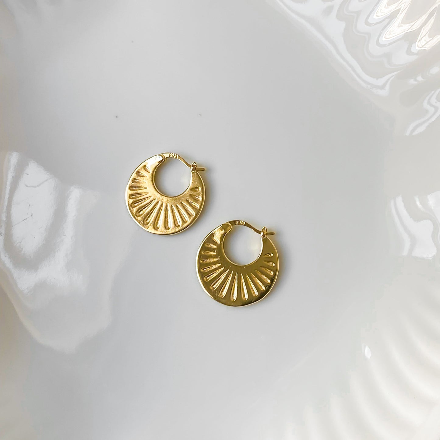 Paire de créoles texturées Hélia en argent sterling plaqué or 18K, design solaire.