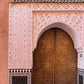 Porte en bois sculpté et mur terracotta au Maroc ayant inspiré le bracelet Terra