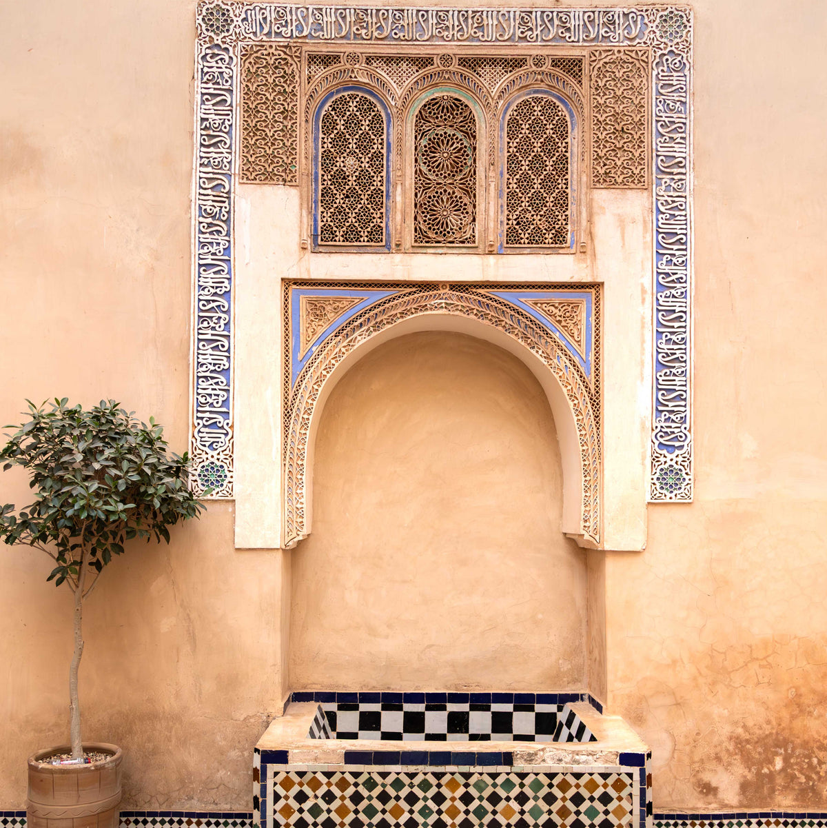 Zelliges colorés et motifs sculptés marocains ayant inspiré le bracelet Zellige