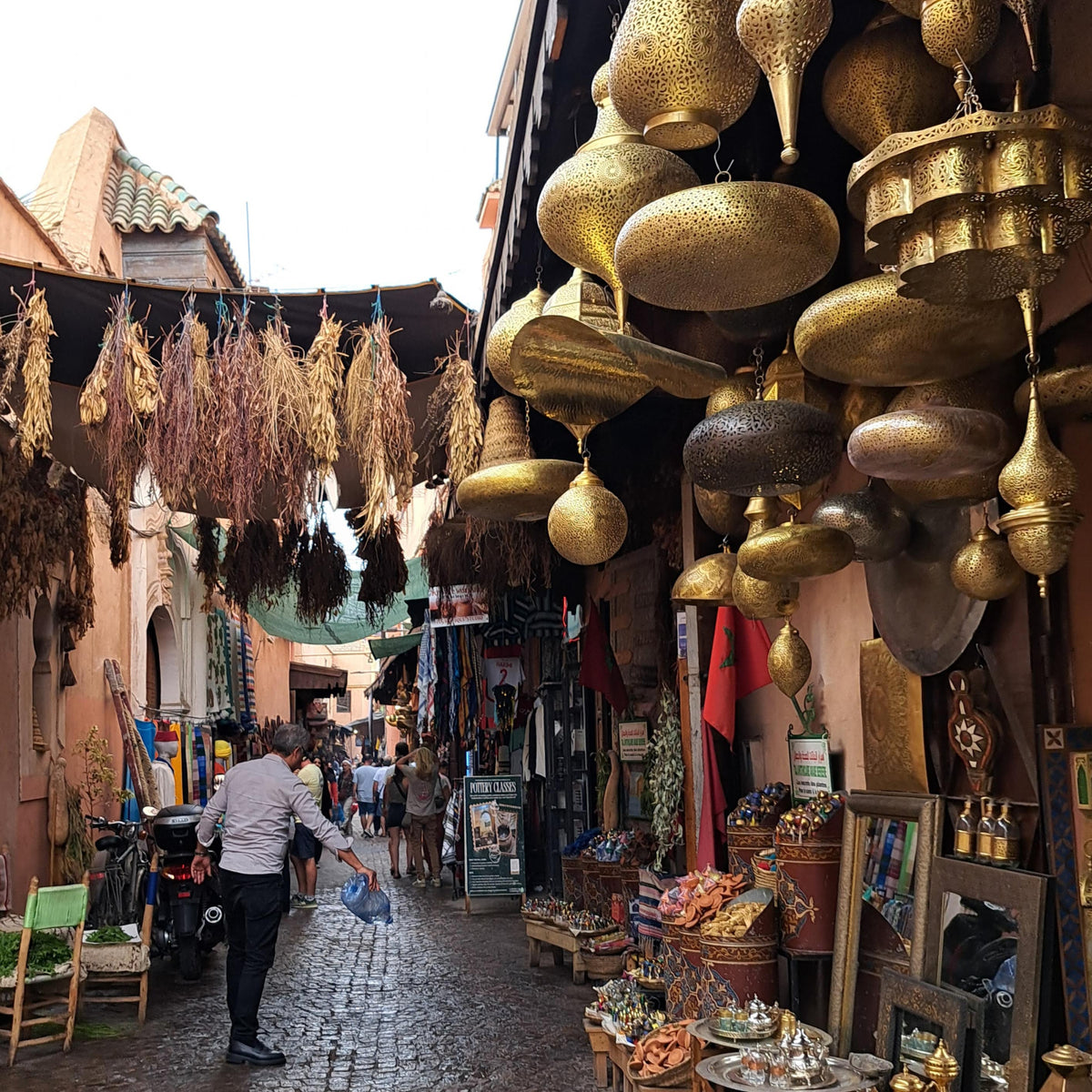 Lanternes dorées dans les souks de Marrakech ayant inspiré le collier Fanous