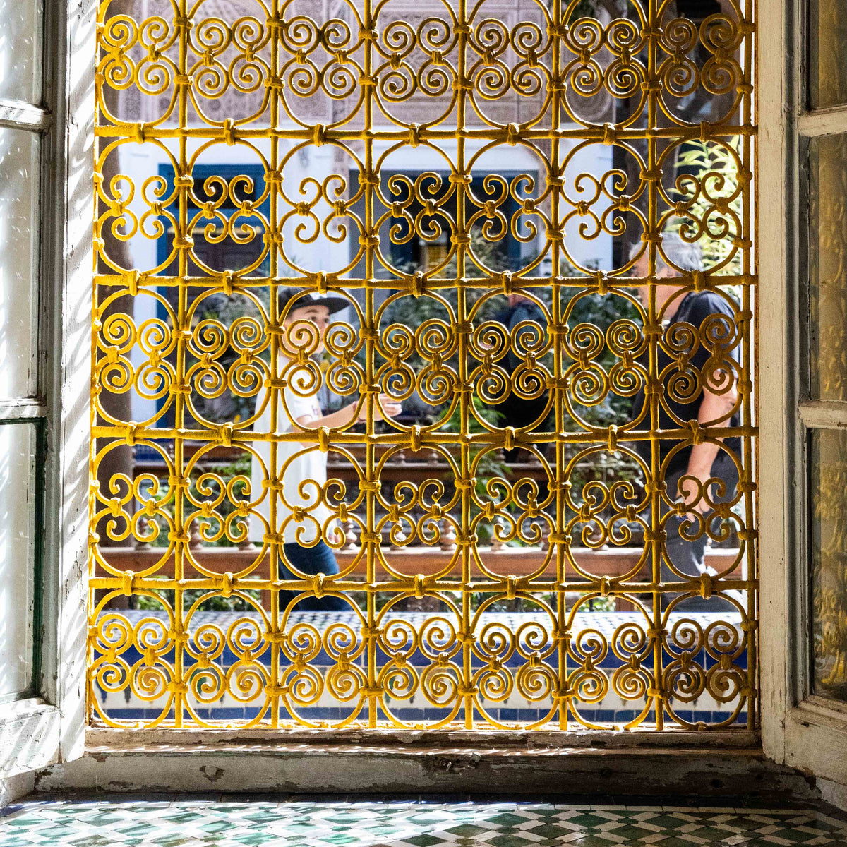 Grille dorée aux motifs ajourés ayant inspiré le collier Rosace