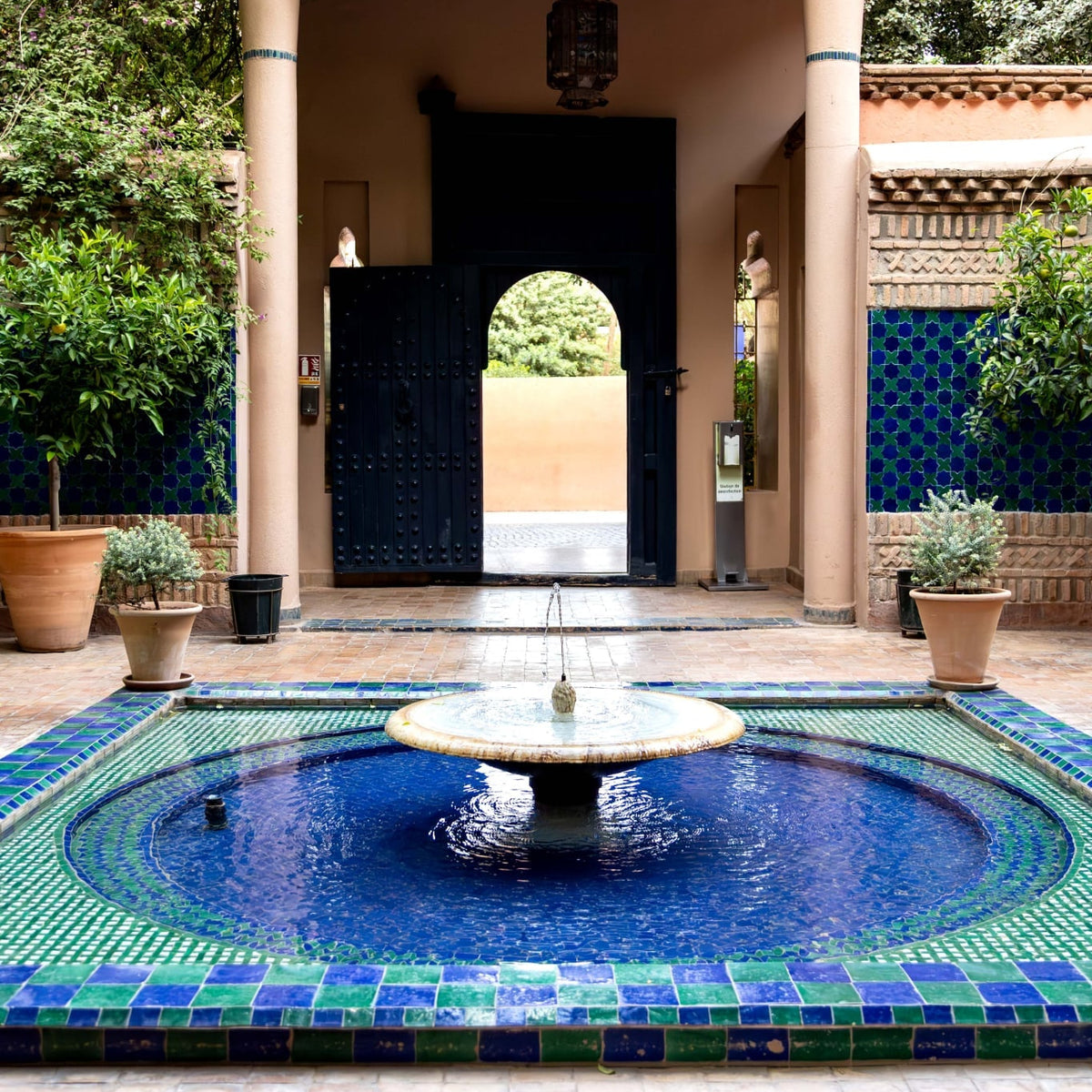 Bassin et mosaïques dans un jardin marocain, inspiration du collier Oasis