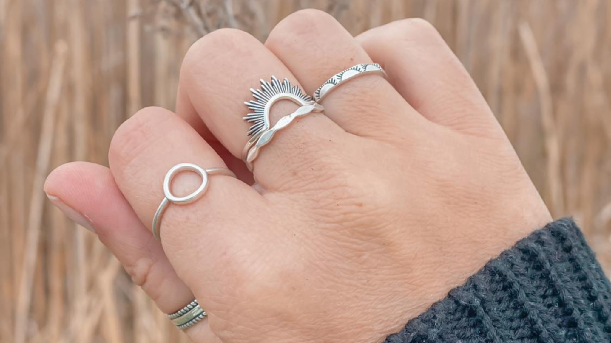 Main portant plusieurs bagues en argent sterling 925, idée de style et superposition Lunaki Design.