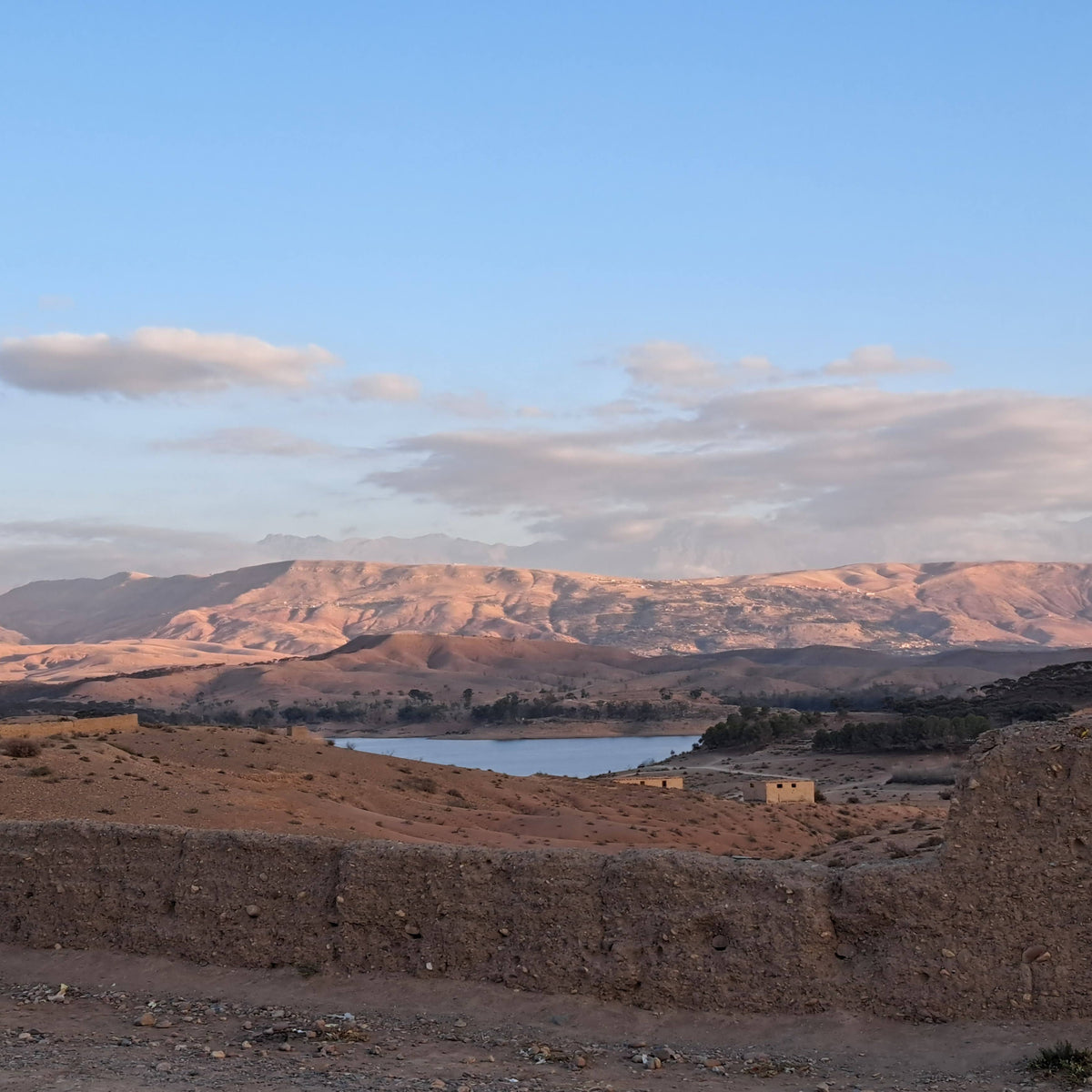 Montagnes de l’Atlas vues depuis le désert d’Agafay au Maroc, inspiration du collier Atlas