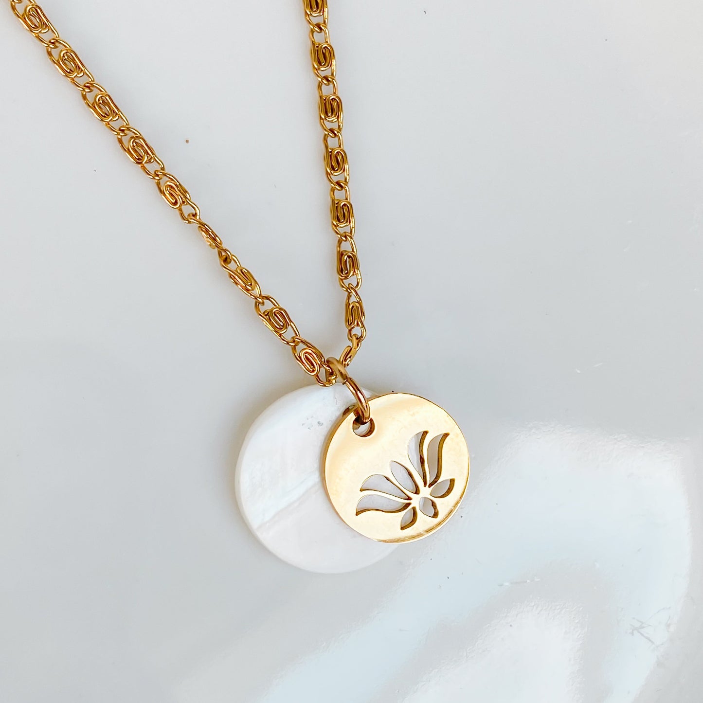 Pendentif fleur de lotus dore avec disque en nacre naturelle du collier Thetis