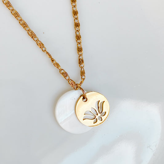 Pendentif fleur de lotus dore avec disque en nacre naturelle du collier Thetis