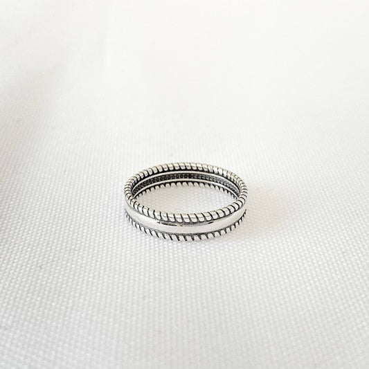 Bague Jonc en Argent Sterling vue de face et légèrement en hauteur, mettant en valeur son design simple et élégant, symbolisant la continuité et l'éternité avec une finition en argent sterling 925 durable.