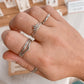 Bague Moonphase en Argent Sterling 925 portée avec les bagues Pico, Lotus, Sunny, Eden et Jonc, créant une combinaison élégante et mystique, mettant en valeur les phases lunaires en relief et les zircons.