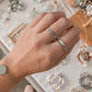 Bague Moonphase en Argent Sterling 925 portée sur le majeur en combinaison avec les bagues Pico, Flow et Eden, mettant en valeur les phases lunaires en relief et les zircons, pour un look élégant et mystique.