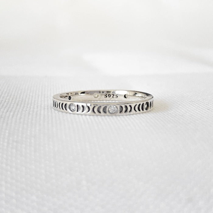 Bague Moonphase en Argent Sterling 925 vue de face, mettant en valeur les phases lunaires en relief, avec un zircon au centre de chaque pleine lune, créant un design mystérieux et lumineux.