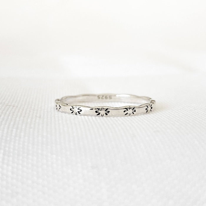 Bague Aube en argent sterling 925 avec motifs de soleil, vue de face sur fond blanc, ajoutant une touche de lumière et de chaleur à ton look.