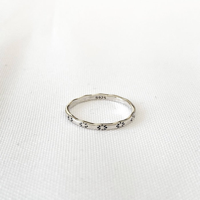 Vue de haut de la bague Aube en argent sterling 925 avec zoom sur le poinçon, mettant en évidence la qualité et l'authenticité du métal précieux.