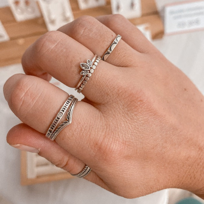 Bague Pico en argent sterling 925 portée en combinaison avec les bagues Lotus, Sunny, Eden, Moonphase et Jonc, créant un ensemble élégant et moderne, parfait pour un look raffiné et audacieux.