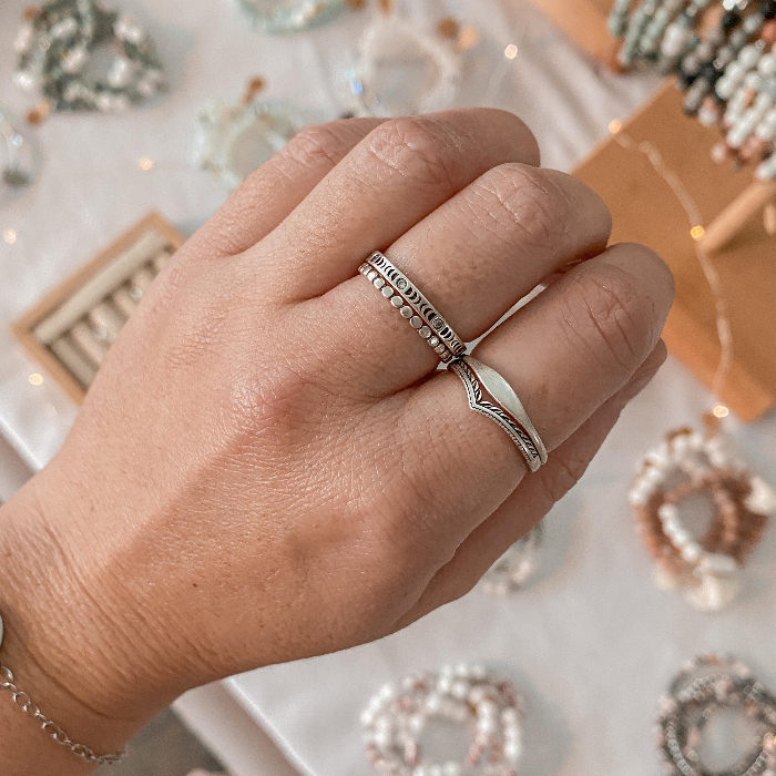 Bague Pico en argent sterling 925 portée en combinaison avec les bagues Moonphase, Flow et Eden, créant un ensemble élégant et unique, parfait pour un look moderne et raffiné.